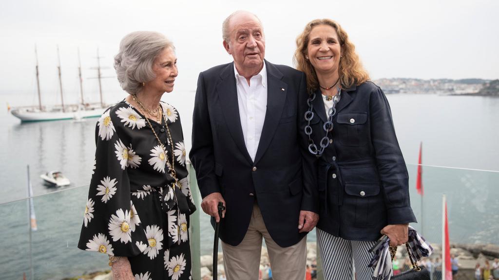 La reina Sofía, Juan Carlos I y la infanta Elena, en Sanxenxo el 13 de julio de 2019.