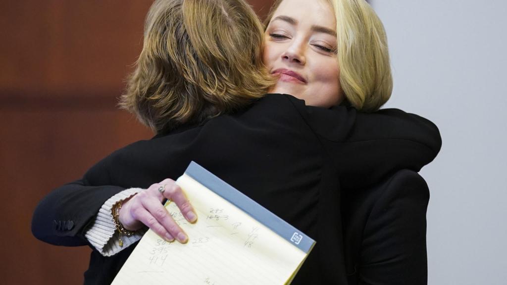 Amber Heard abraza a su hermana.