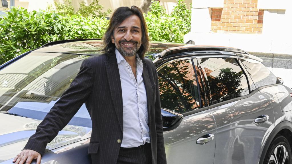 El cantante Antonio Carmona en una imagen promocional junto al nuevo coche Citroën, C5X, tomada este pasado miércoles 18 de mayo.