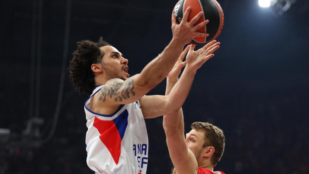 Shane Larkin anota por encima de Aleksandar Vezenkov.