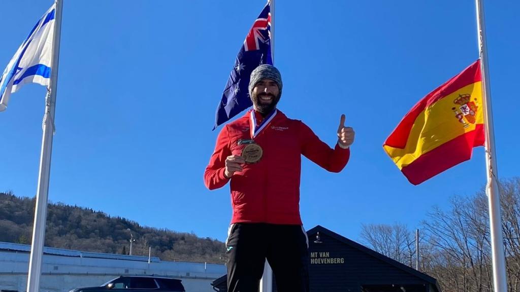 Ander Mirambell, celebrando una medalla en el podio