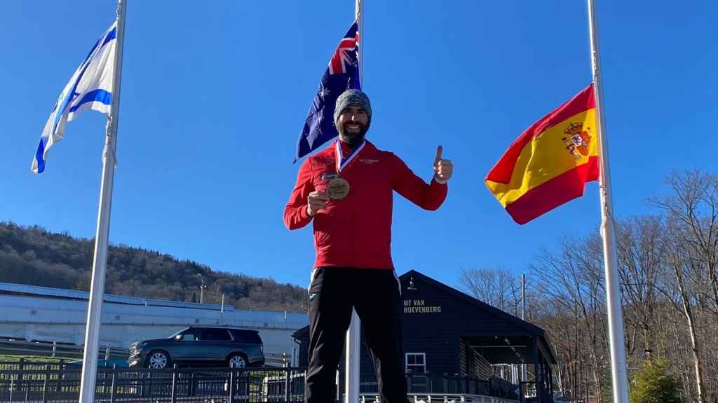 Ander Mirambell, celebrando una medalla en el podio