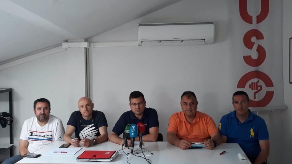 Miembros del comité de empresa de ALSA en Guadalajara durante la rueda de prensa.