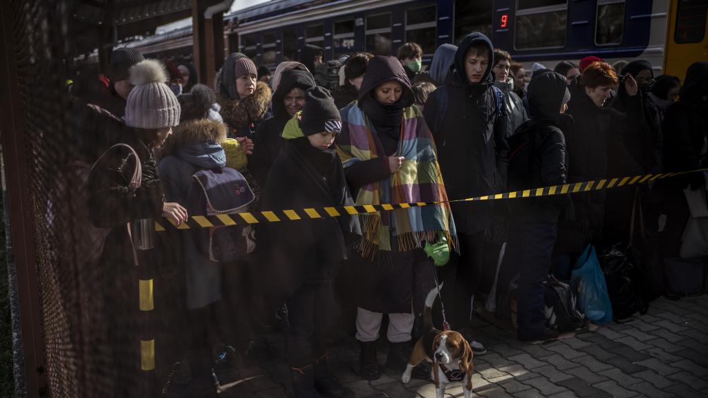 Refugiados ucranianos en la estación de Przemysl, en Polonia, tras la invasión rusa.