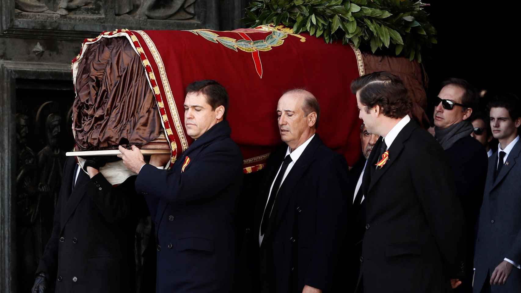 El nieto de Francisco Franco, Luis Alfonso de Borbón (i), lidera la comitiva familiar con los restos del dictador tras su exhumación, en octubre de 2019.