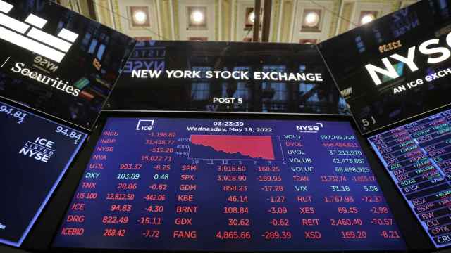 Un panel ofrece información sobre el mercado de valores en la Bolsa de Nueva York.