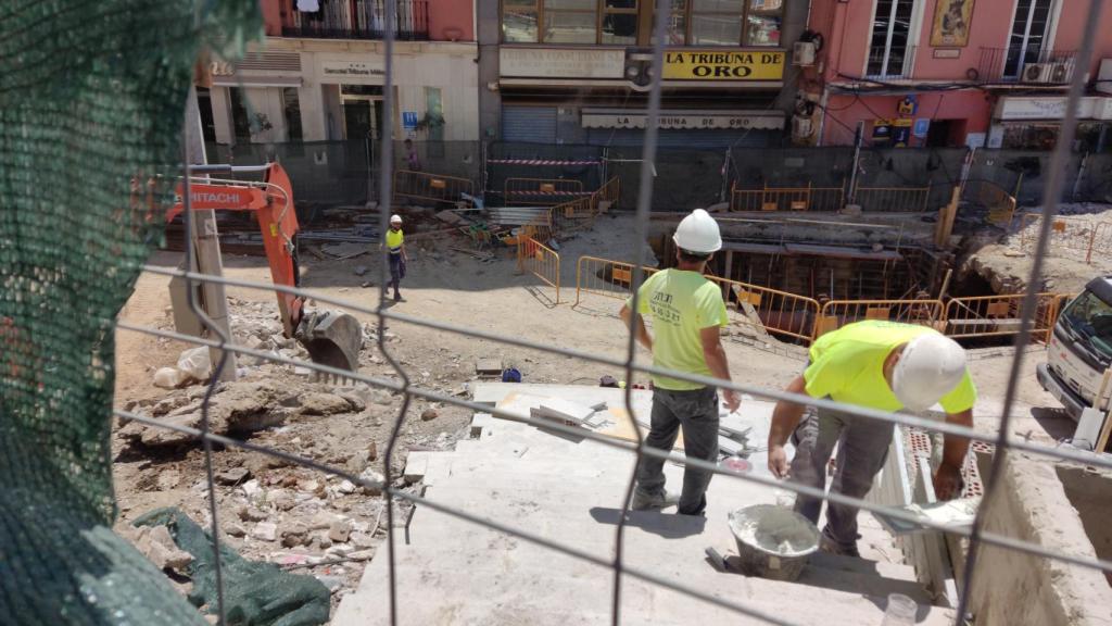 Varios obreros trabajan en la Tribuna de los Pobres, en el proyecto de Carretería.