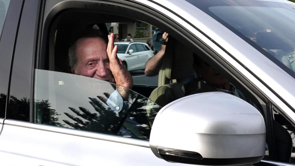 El Rey emérito Juan Carlos I saluda a su llegada a la vivienda de su amigo Pedro Campos en Sanxenxo en mayo de 2022.