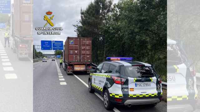 La Guardia Civil acude por un accidente en la A-55 por el que investiga al conductor de un camión que quintuplicó la tasa de alcohol máxima permitida.