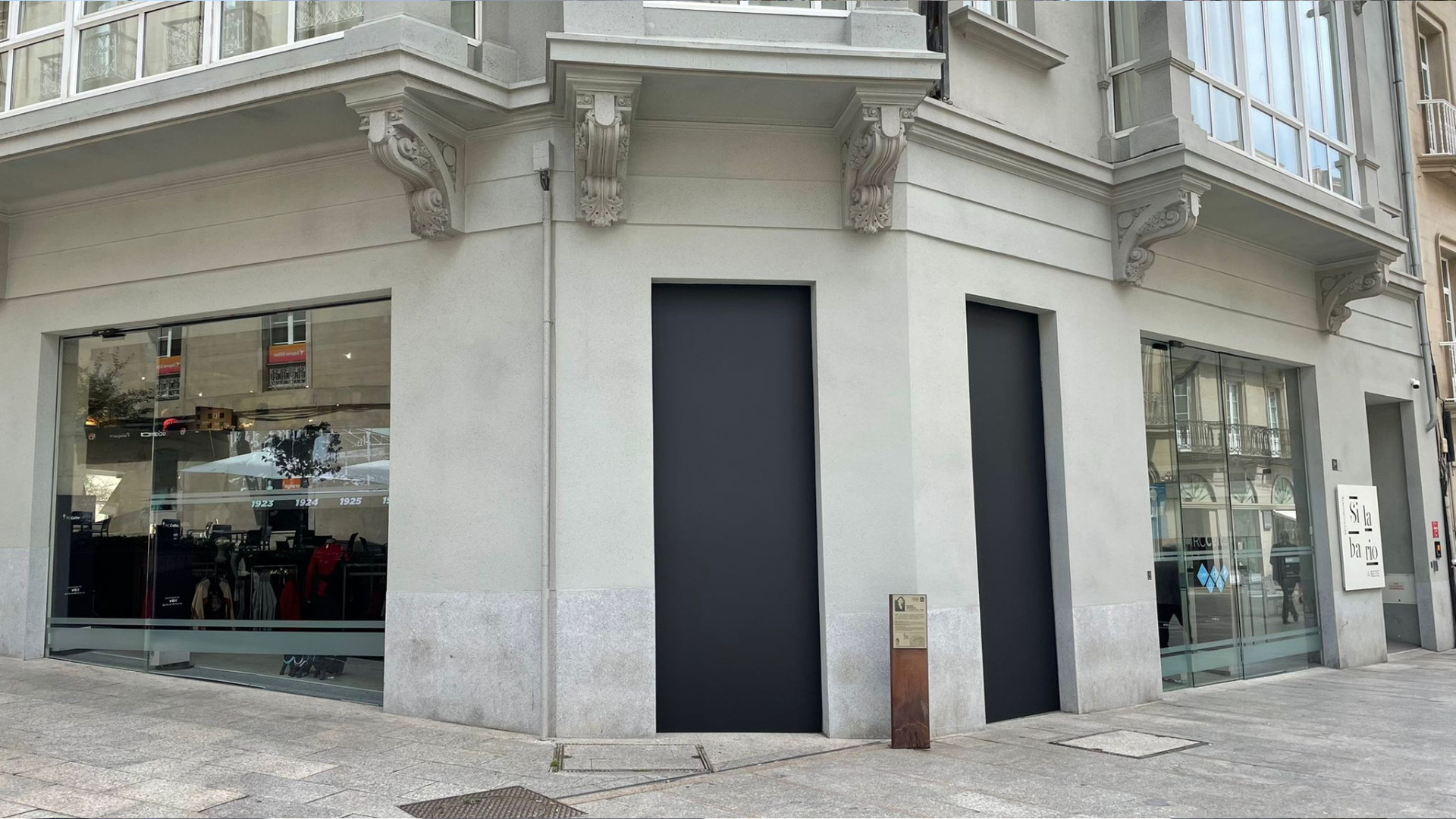 La tienda del Celta en A Sede, de color negro. Foto: Treintayseis