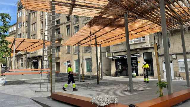 Varios operarios retiran la iluminación navideña de Ronda Don Bosco, en Vigo.