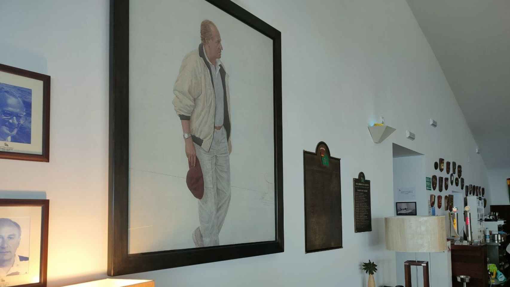 Un retrato del rey Juan Carlos, presidiendo la sala privada del Real Club Náutico de Sanxenxo.