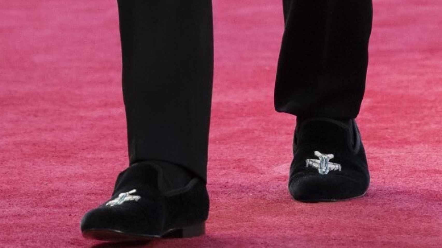 Los zapatos del príncipe llevaban un avión bordado.