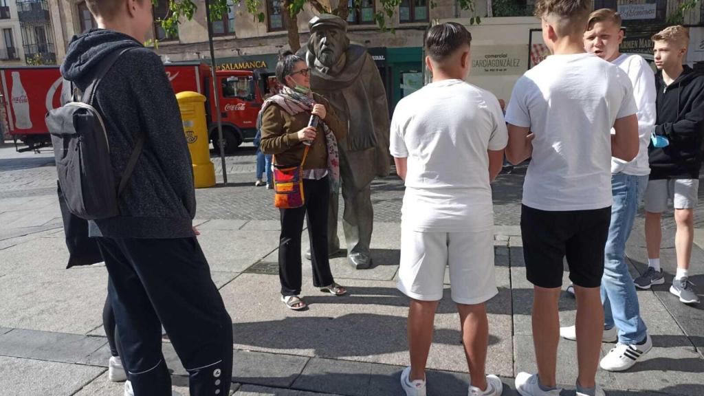 La curiosidad de la estatua de Adares en los visitantes