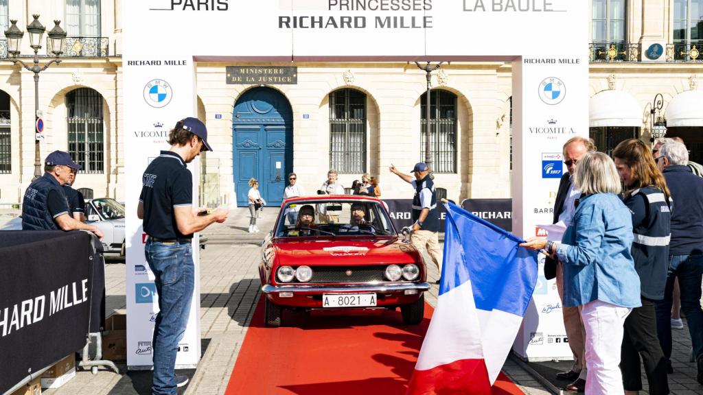 El inicio del 'rally' en la Place Vendôme (París).