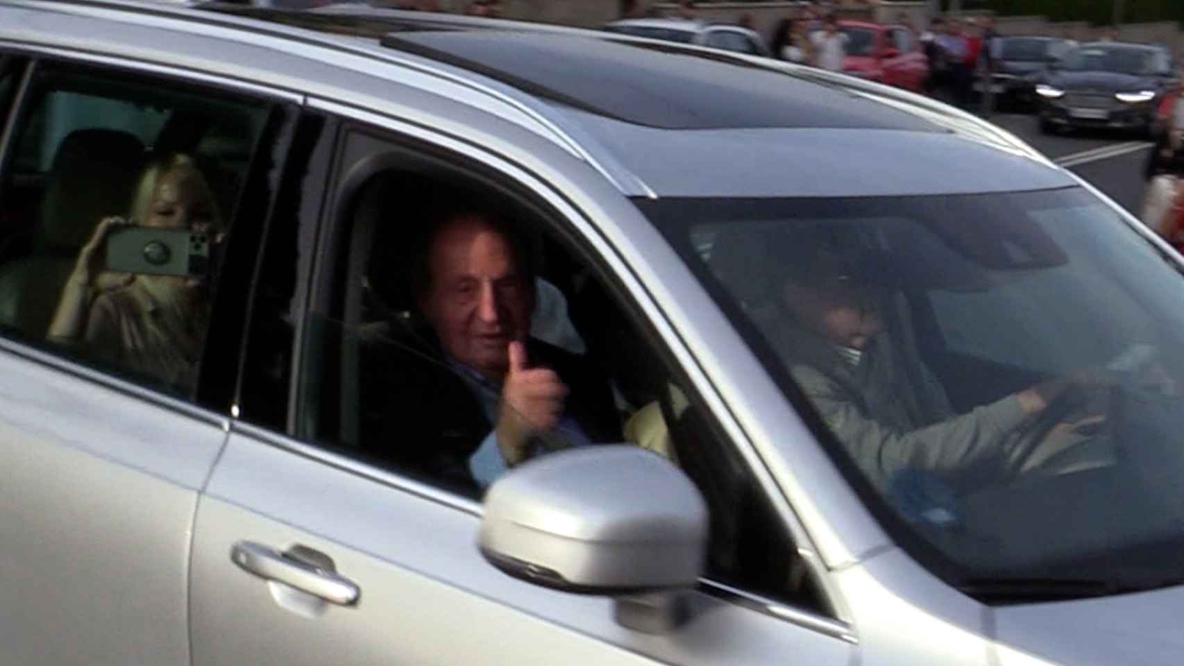 El rey Juan Carlos en el coche de Pedro Campos y su esposa, Cristina Franze.