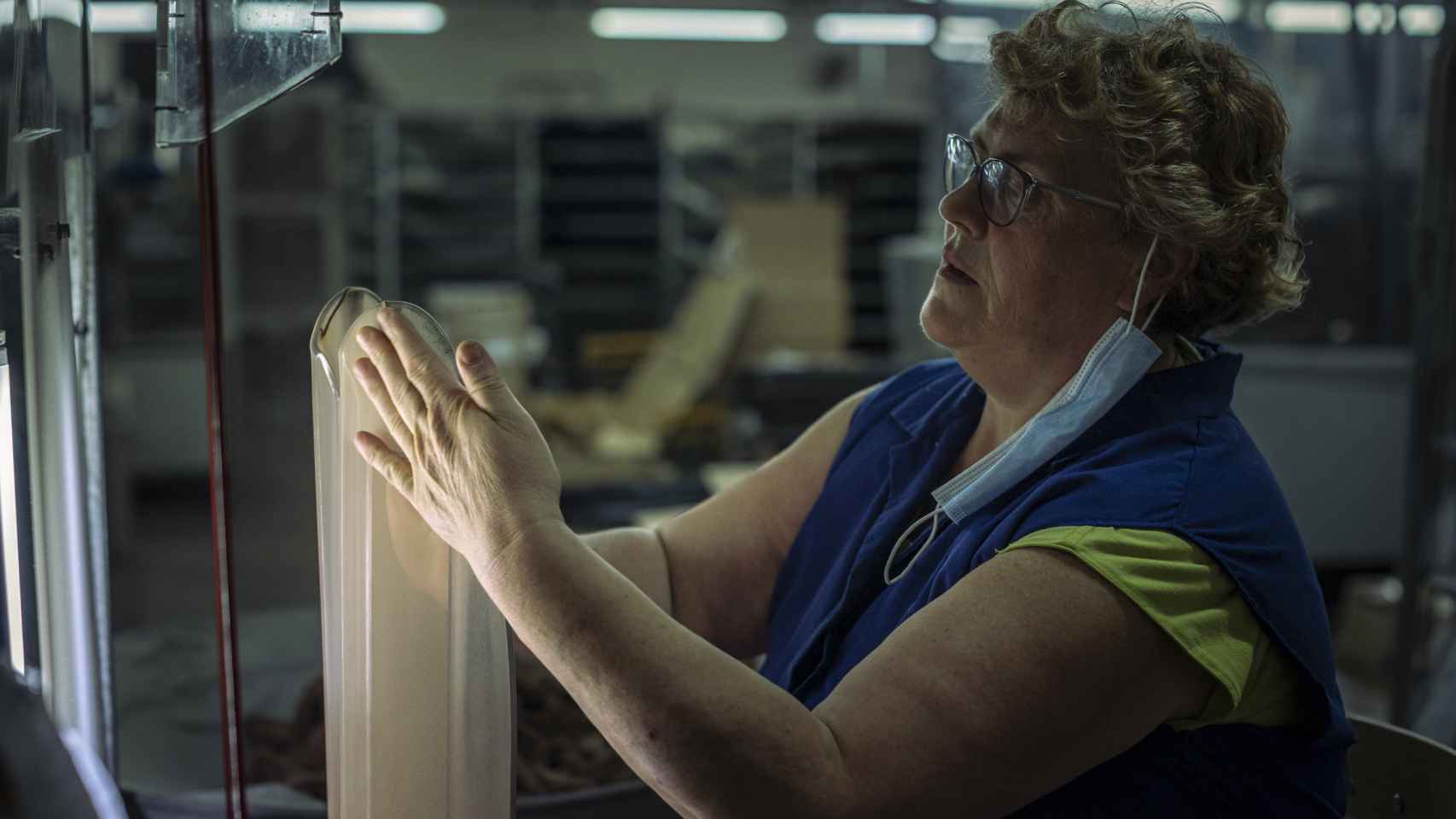Una mujer, en la fábrica de Marie Claire, haciendo medias.