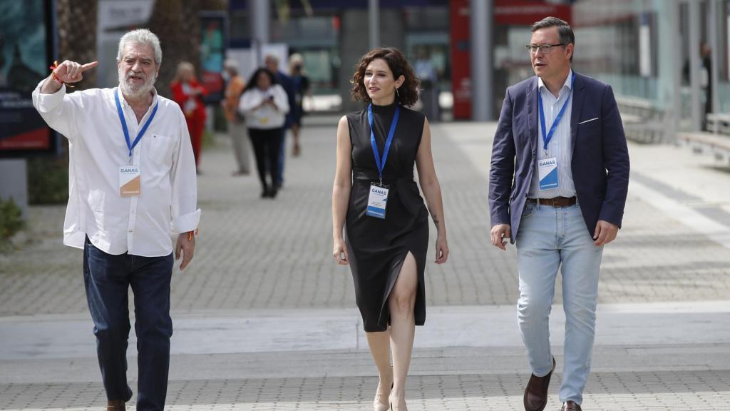 Isabel Díaz Ayuso junto a Miguel Ángel Rodríguez y Alfonso Serrano a su llegada a la apertura del 17 Congreso Autonómico Extraordinario del PP.