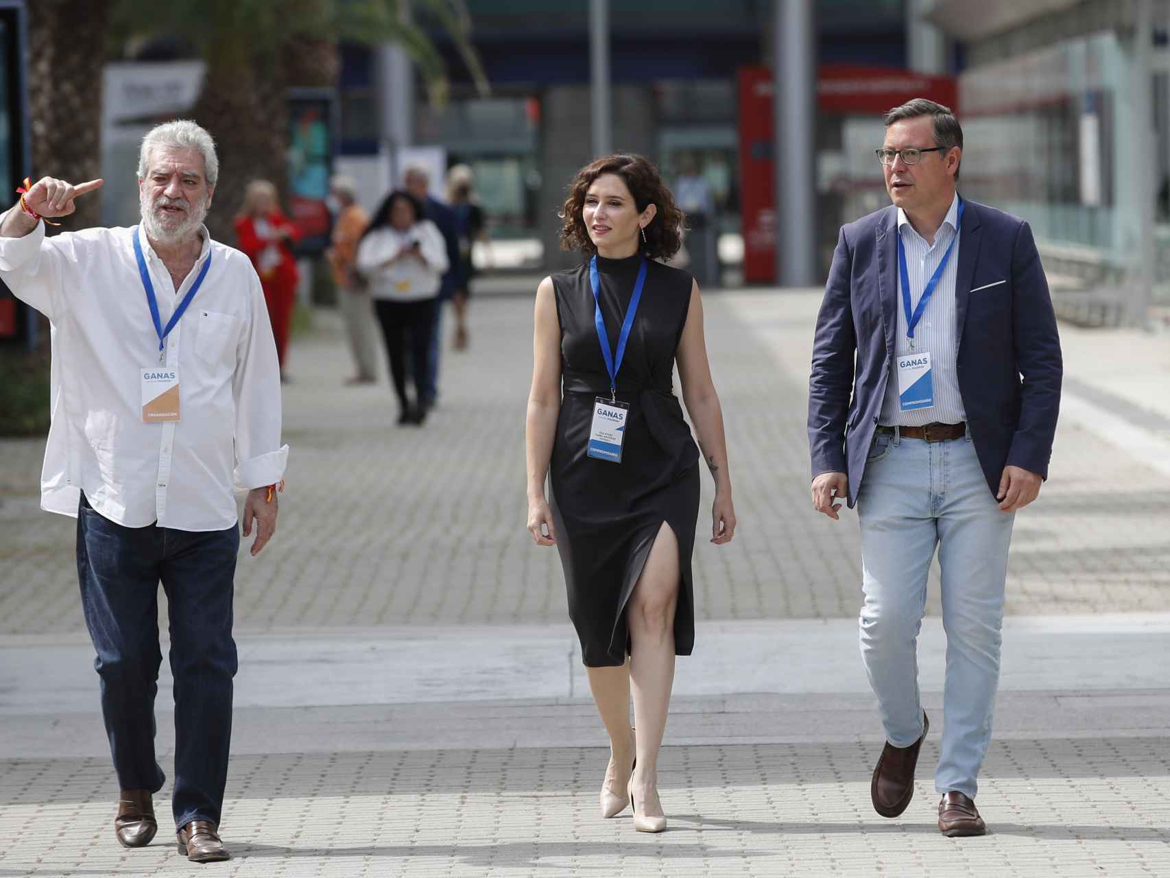 Isabel Díaz Ayuso junto a Miguel Ángel Rodríguez y Alfonso Serrano a su llegada a la apertura del 17 Congreso Autonómico Extraordinario del PP.