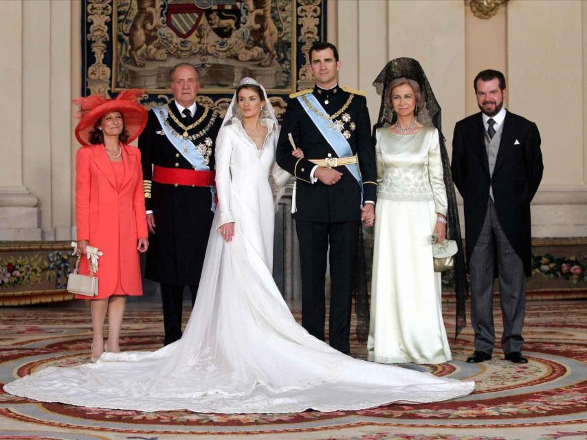 La novia, con su diseño de princesa, posa con Felipe, sus padres y los entonces Reyes,