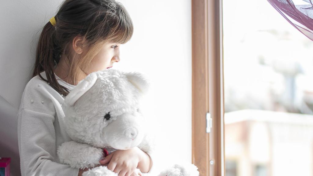 Imagen de archivo: Una niña mirando por la ventana.