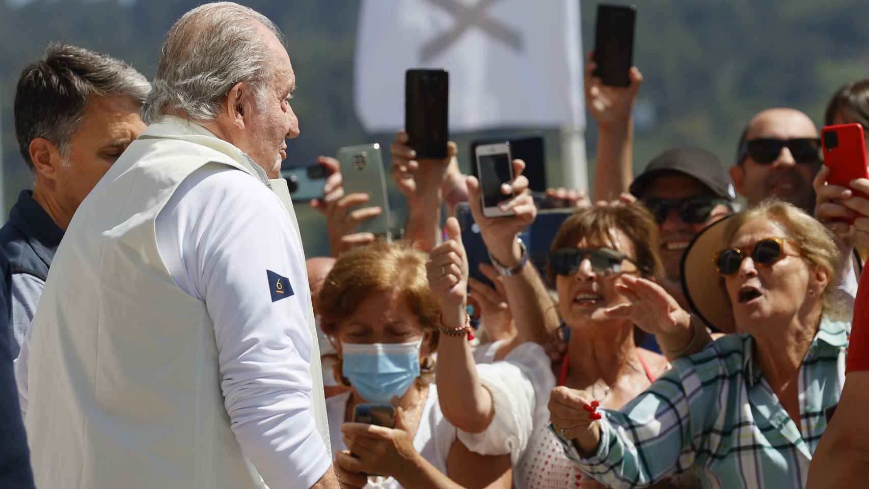 Juan Carlos se ha acercado a saludar a los curiosos que se agolpaban a las puertas del Real Club Náutico.