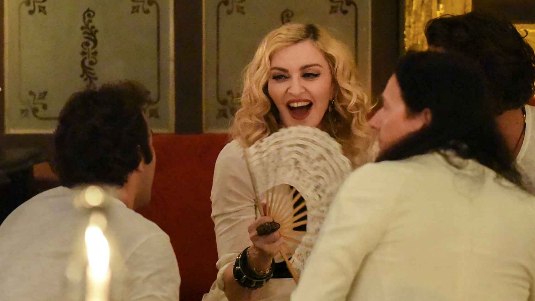 Madonna con un llamativo abanico de diseño bohemio.