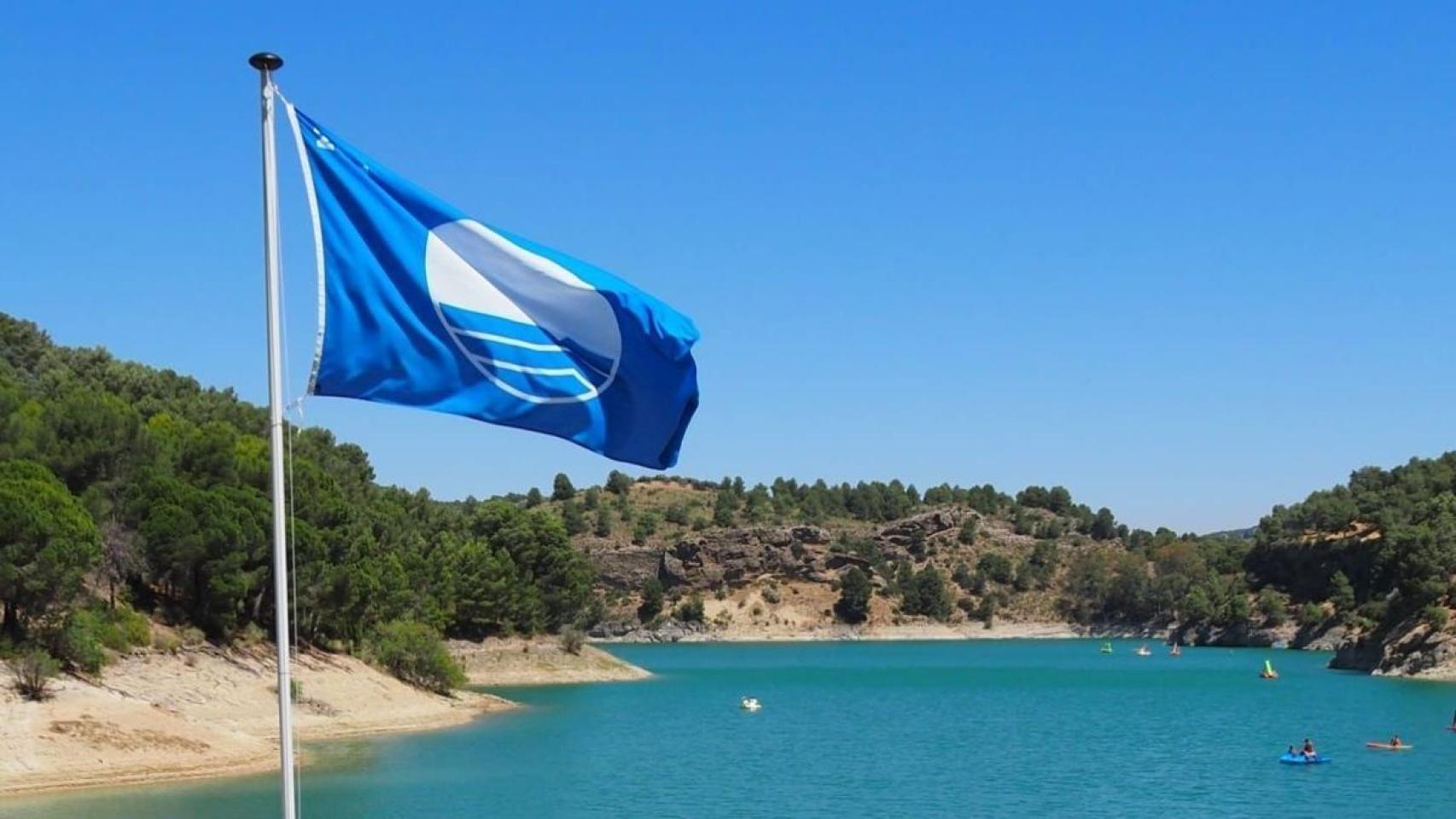 Ardales mantiene con orgullo su bandera azul como playa interior.