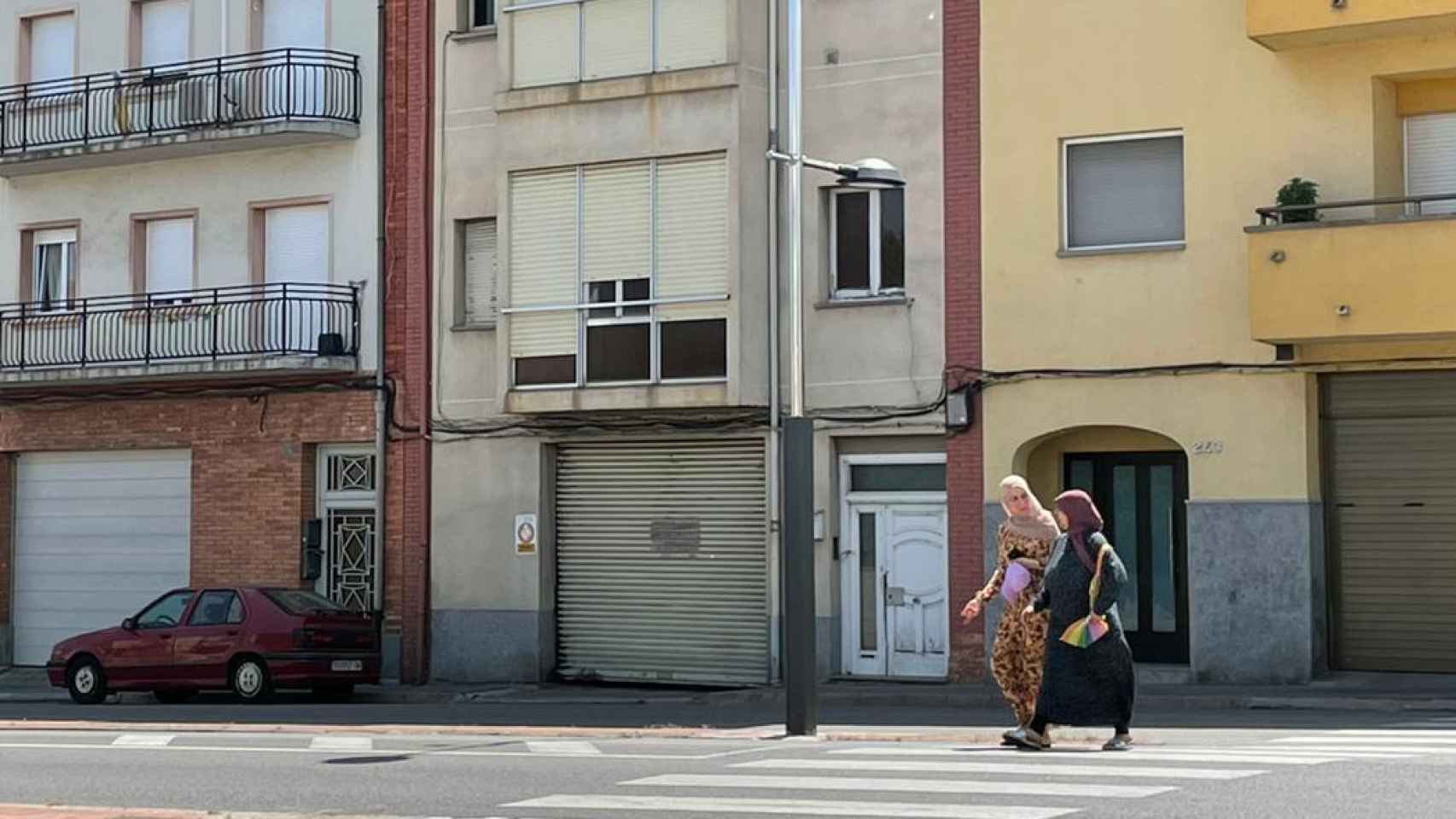 Dos mujeres musulmanas cruzan la calle en el barrio del Erm de Manlleu.