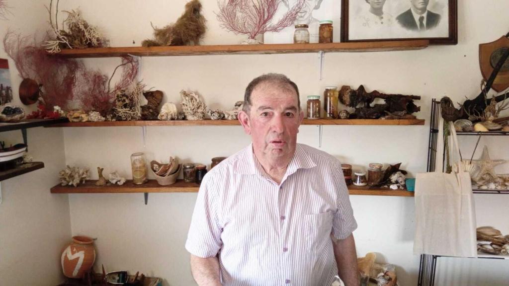 El pescador y poeta Antonio 'Parapeta', con la colección marina que guarda en su casa de Sanxenxo.