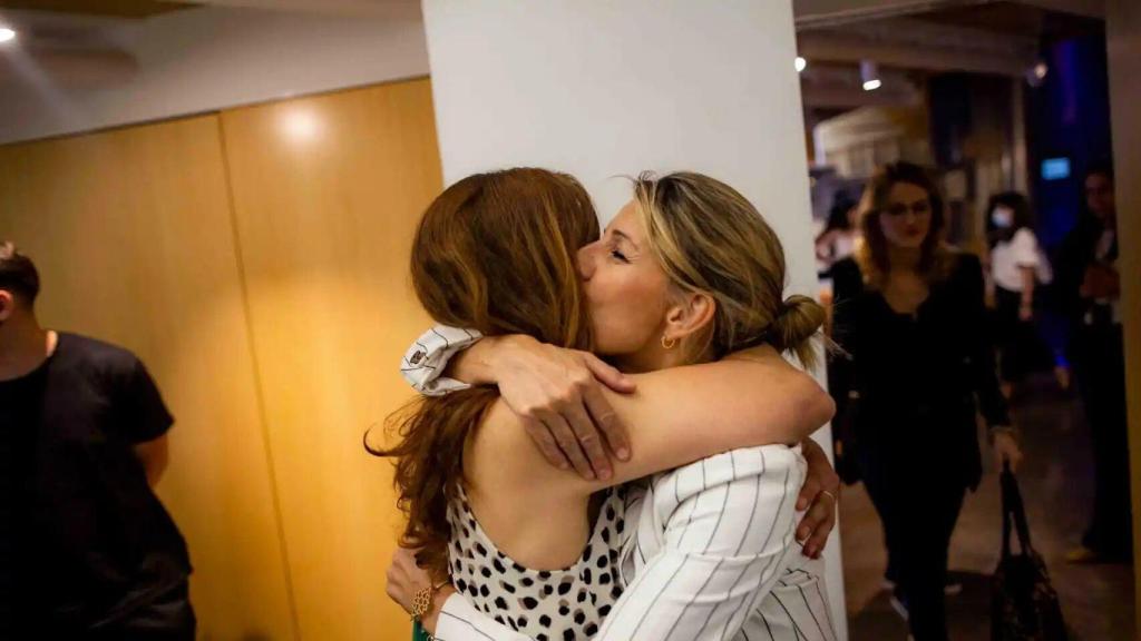 Yolanda Díaz abraza a Mónica García, en el acto de presentación de su libro.