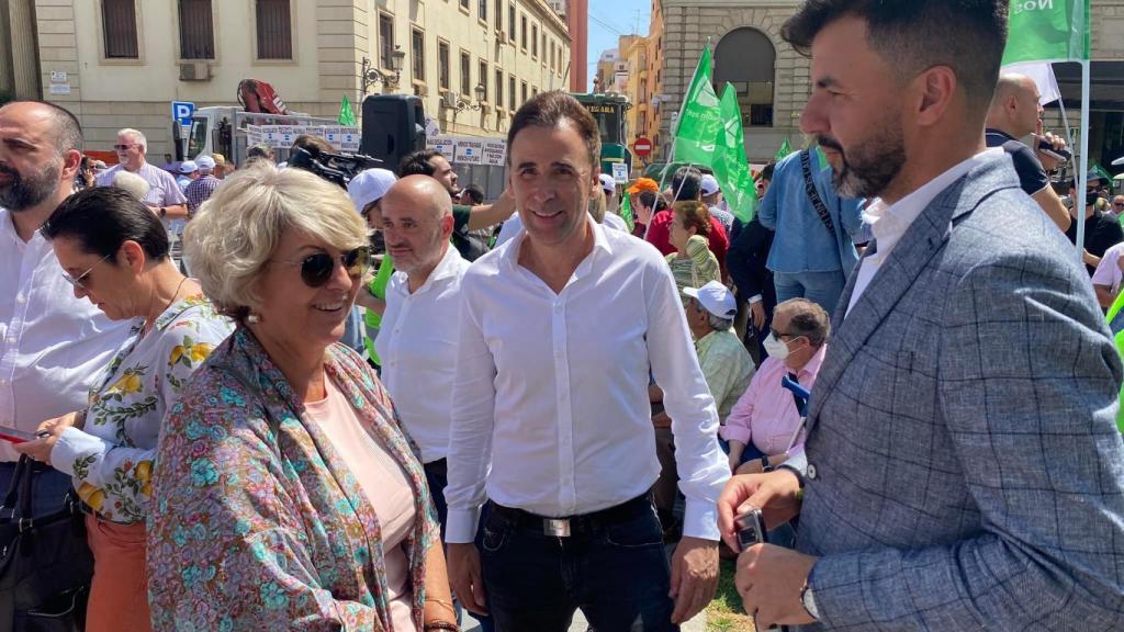 José Francisco Aix, con los dirigentes del PSOE en la manifestación del martes en Alicante.