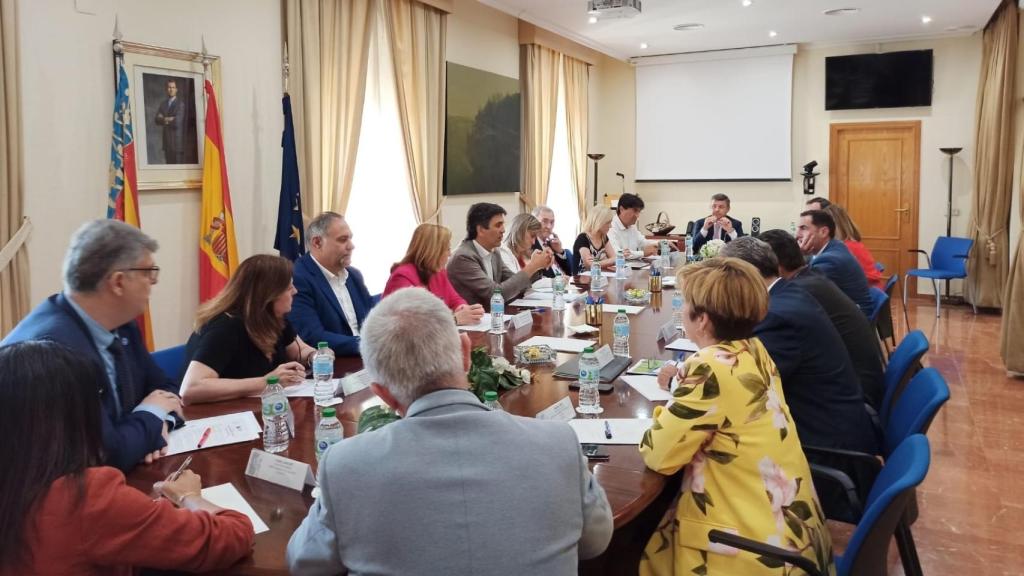 Instante de la reunión con el secretario de Estado y la subdelegada del Gobierno.