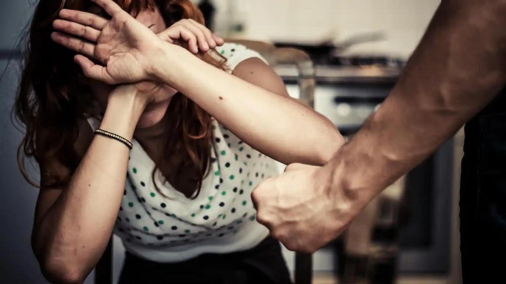 Recreación de la violencia machista en una imagen de archivo.