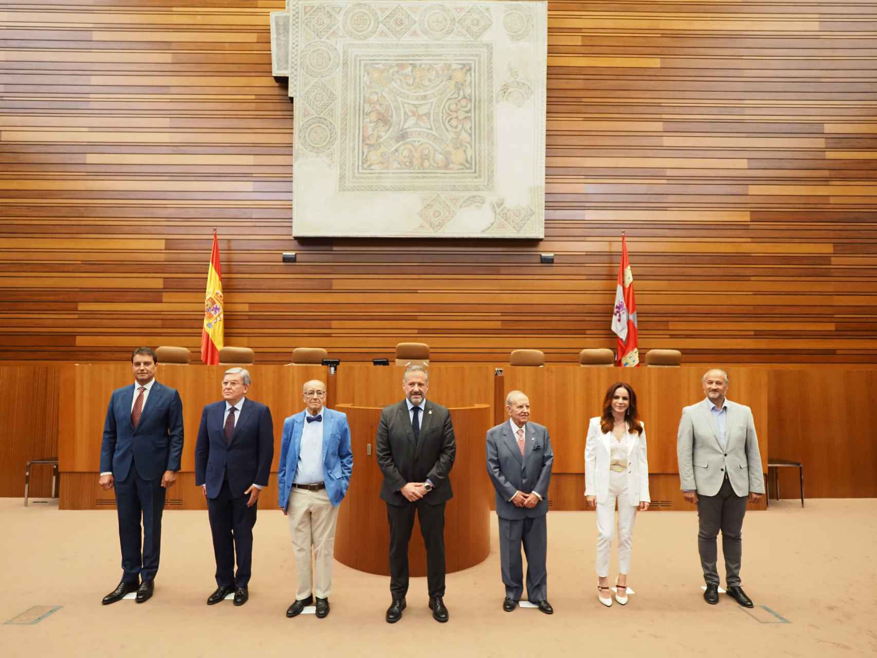 El presidente de las Cortes, Carlos Pollán, reunido en la Cámara con sus predecesores en el cargo, este viernes.