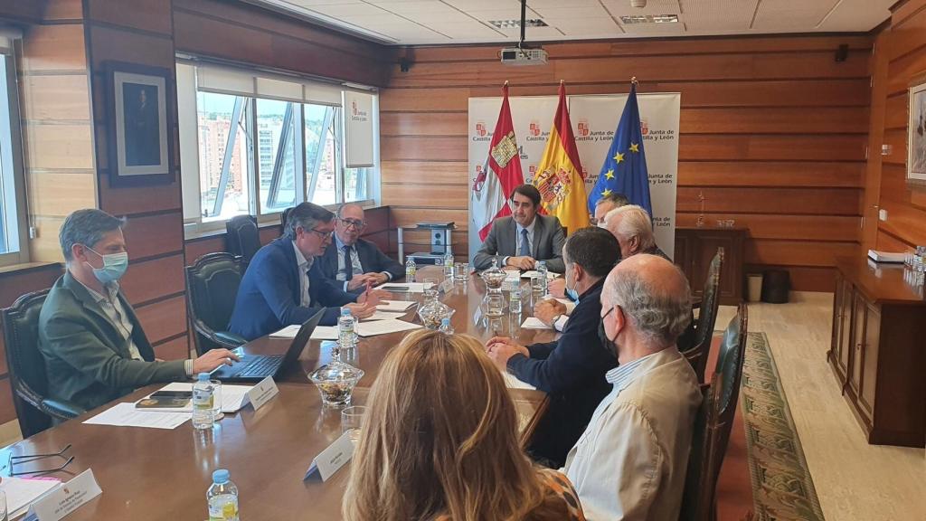 Foto de la Mesa Intersectorial entre la Junta y el sector forestal.