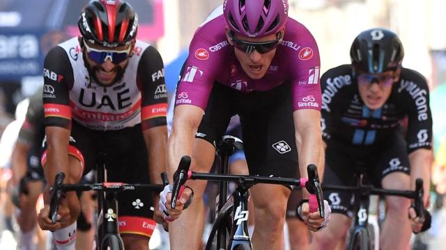 Arnaud Demare entra por delante de Fernando Gaviria y Mark Cavendish.