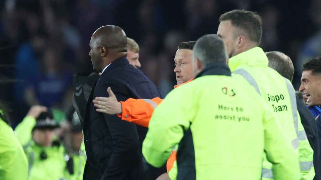 La policía se lleva a Patrick Vieira tras los incidentes después del Everton - Crystal Palace