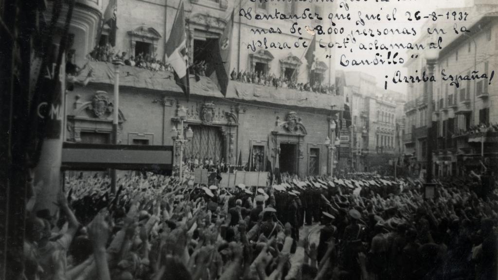 Acto de celebración de la toma de Santander en la plaza de Cort de Palma con la bandera italiana al mismo tamaño que la española. 26 de agosto de 1937. / Archivo David Christie Oleza