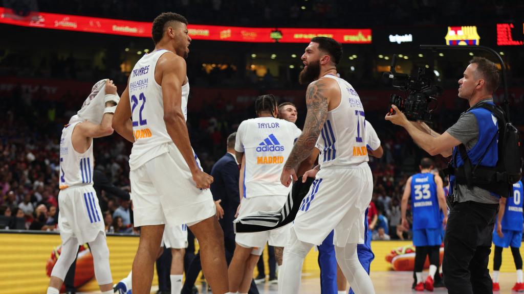 Edy Tavares y Vincent Poirier celebran el pase a la final de Euroliga