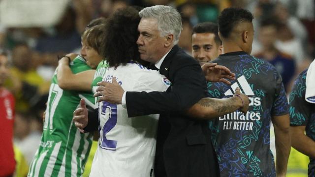 Carlo Ancelotti abraza a Marcelo.