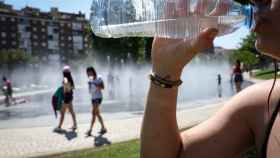 Una persona bebiendo agua ante la ola de calor.