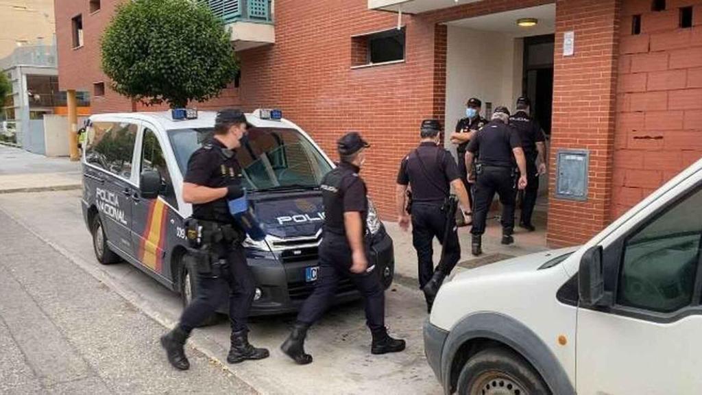 La Policía Nacional acude a desalojar a un grupo de okupas en un inmueble.