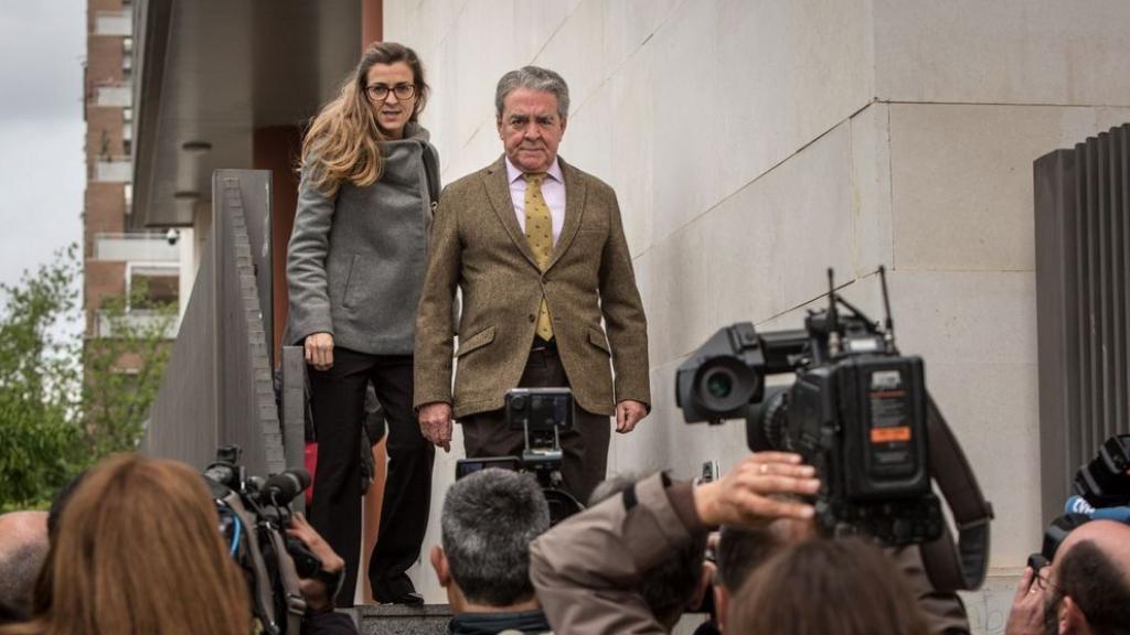 José María Corbín, junto a una de sus hijas, también imputada, tras ser detenido en 2019.