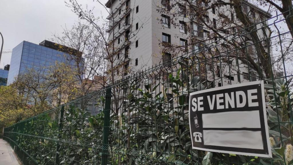 Un cartel de 'se vende' en las inmediaciones de un edificio