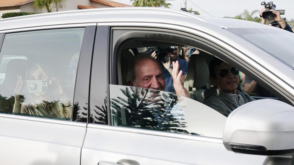 El rey emérito Juan Carlos I en el asiento del conductor de un Volvo XC90.