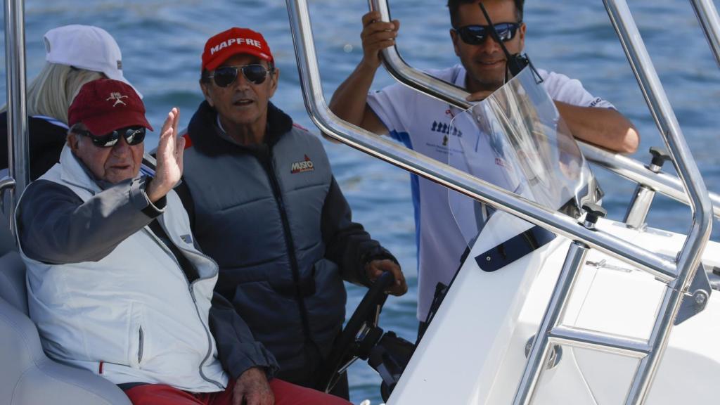 El rey emérito, Juan Carlos I, junto a la tripulación del Bribón, en Sangenjo.