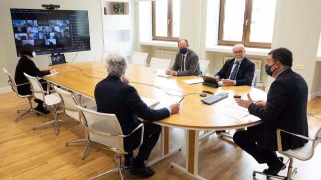 El conselleiro de Cultura, Educación, FP e Universidade, Román Rodríguez, preside el Comité Educativo.