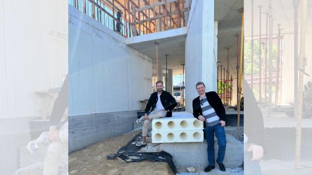 Antonio Ruiz y Luis Blanco, en la casa que construyen en Oleiros.