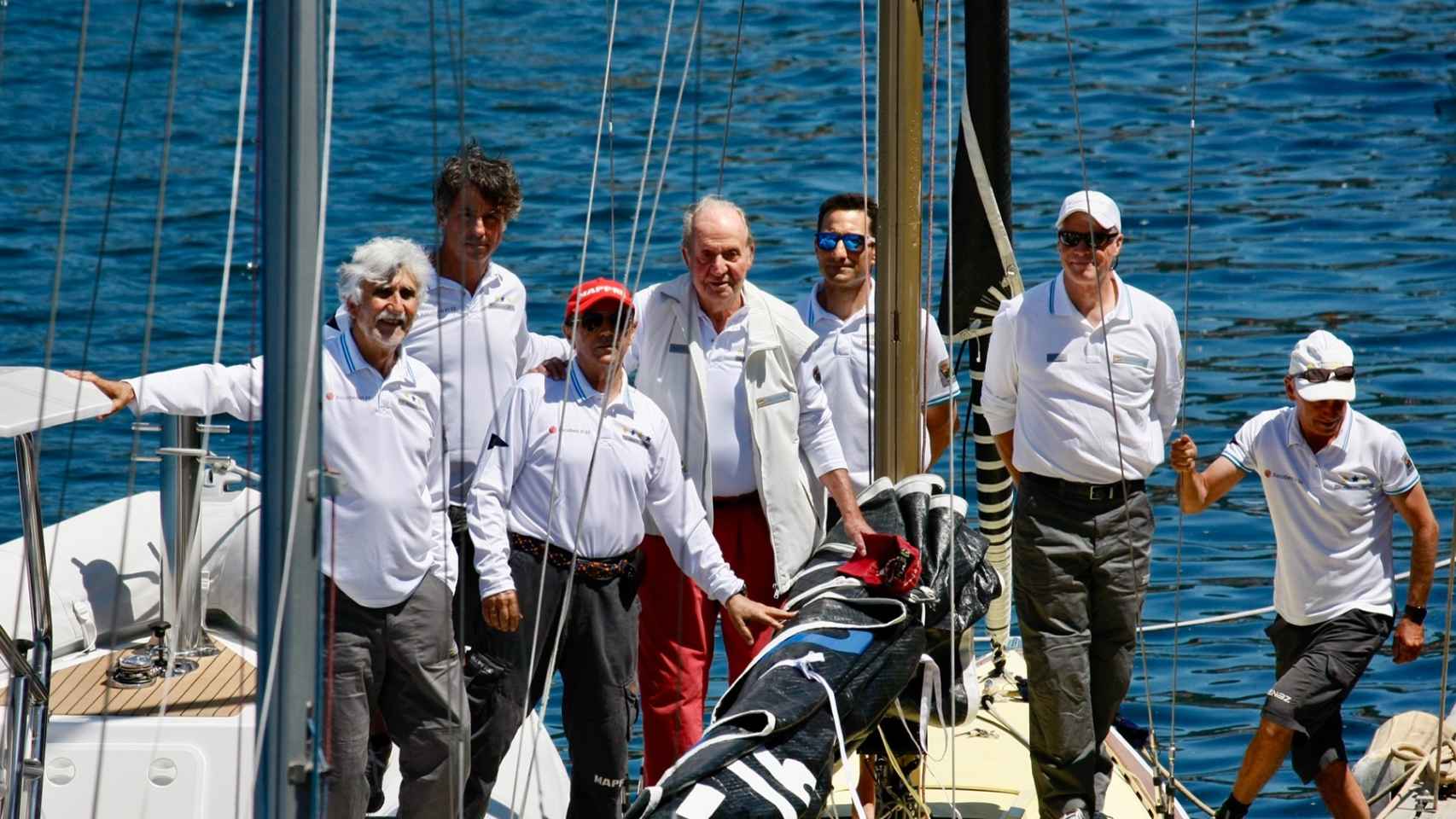 El rey Juan Carlos con la tripulación del 'Bribón', este viernes en el Club Náutico de Sanxenxo.
